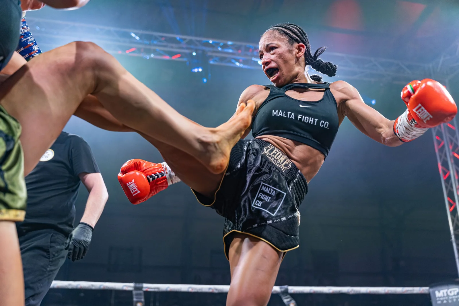 Kick landing mid-bout